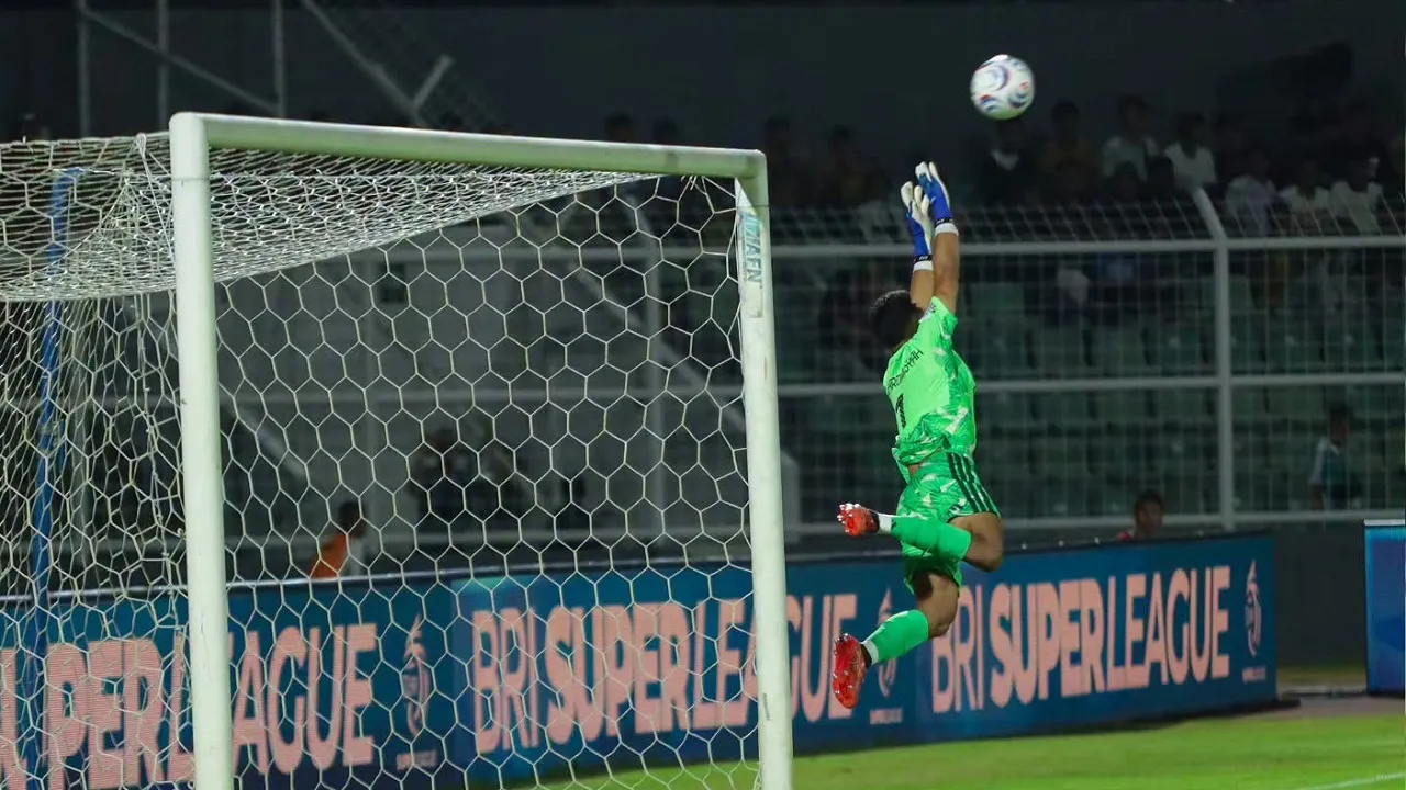 Kiper PSM Makassar, Muhammad Ardiansyah di laga kontra Bhayangkara FC