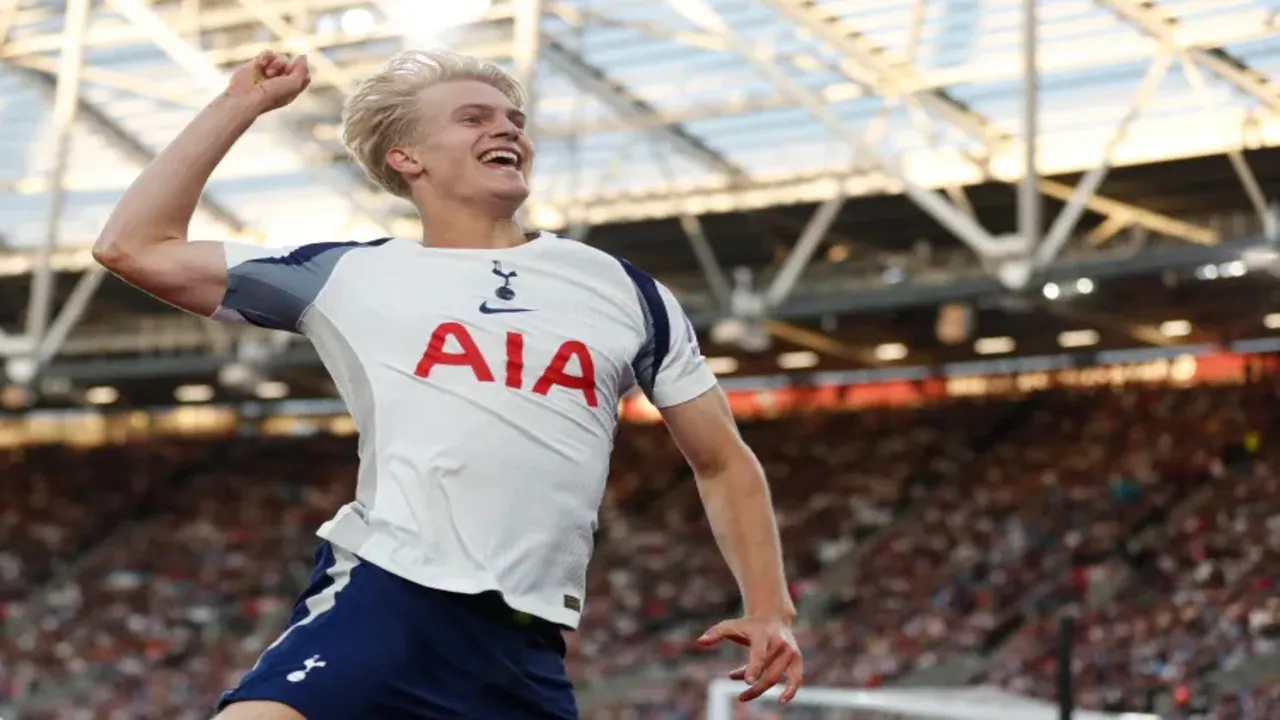 Jarang terpakai di Tottenham, Lucas Bergvall diminati oleh Barcelona / via Getty Images