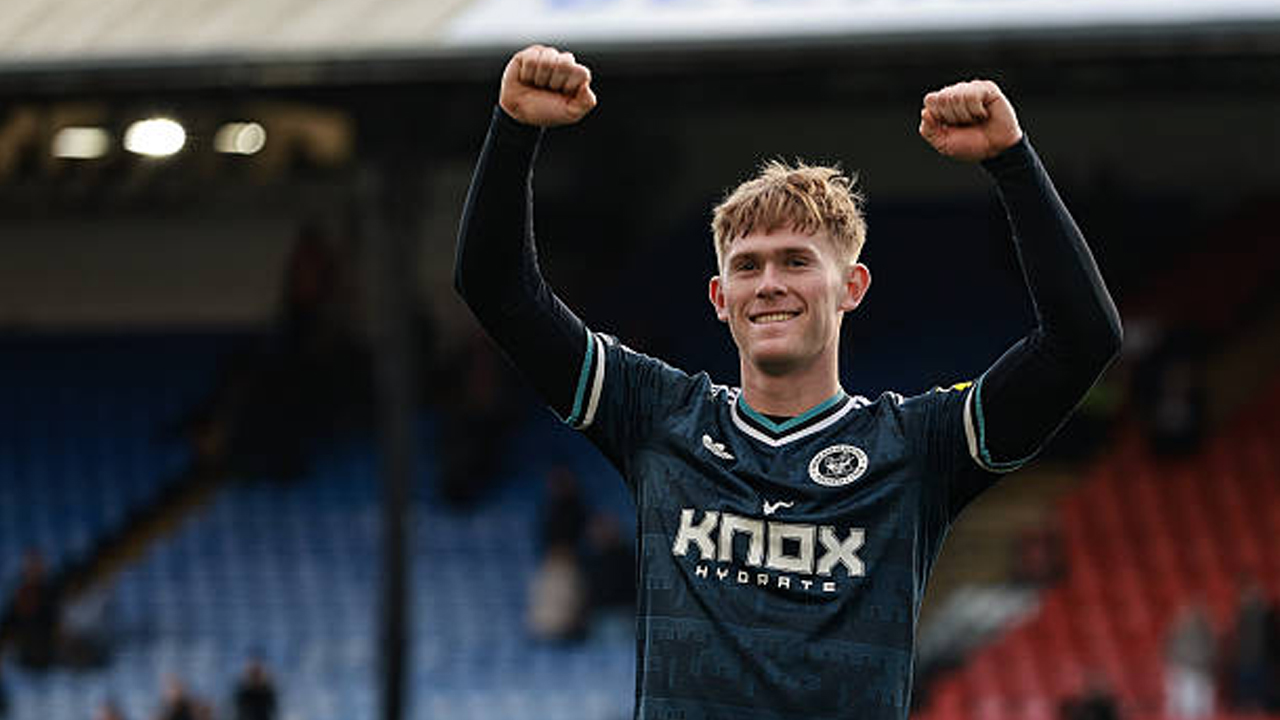 Manchester United Masih Incar Lewis Hall, Newcastle Pasang Harga Tinggi
