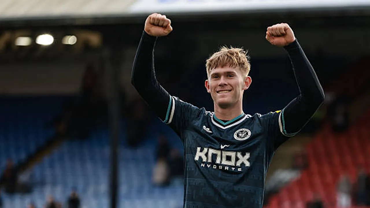 Manchester United Masih Incar Lewis Hall, Newcastle Pasang Harga Tinggi