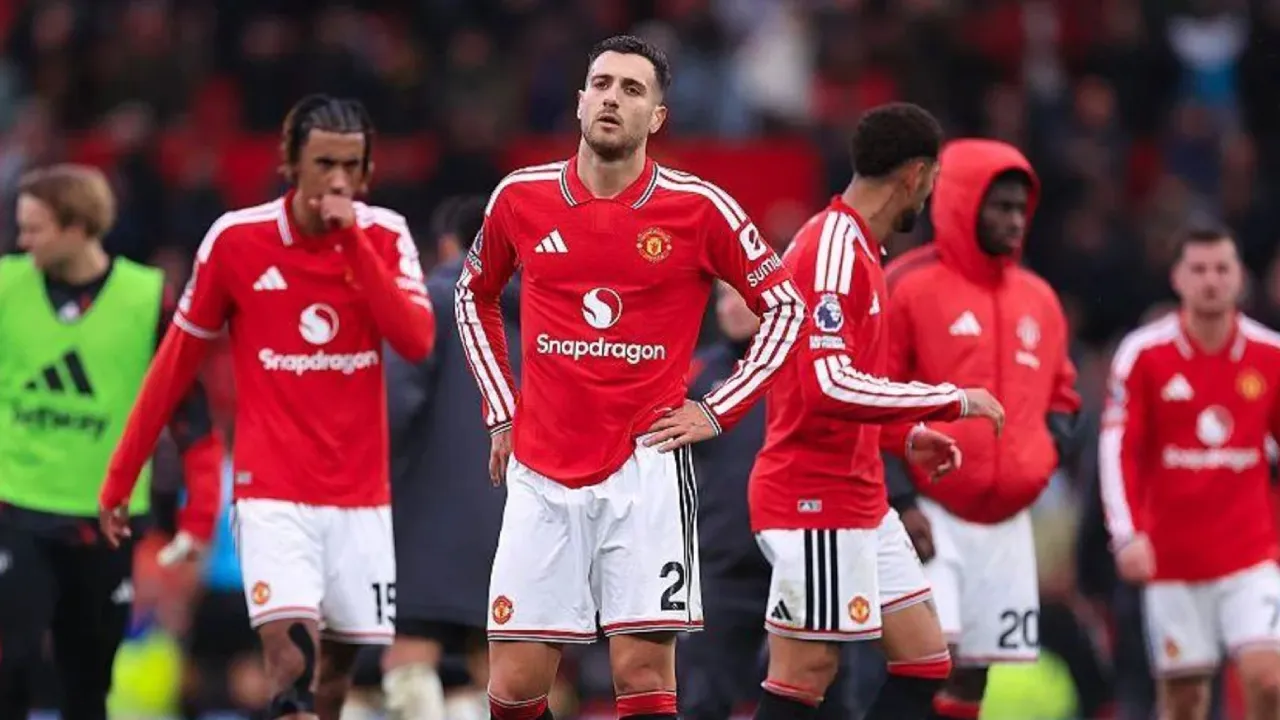 Meski berganti manajer, mendatangkan pemain mahal, dan memenangkan sejumlah trofi, Manchester United terus kesulitan kembali menjadi kekuatan dominan di Inggris dan Eropa. (Foto: AP)