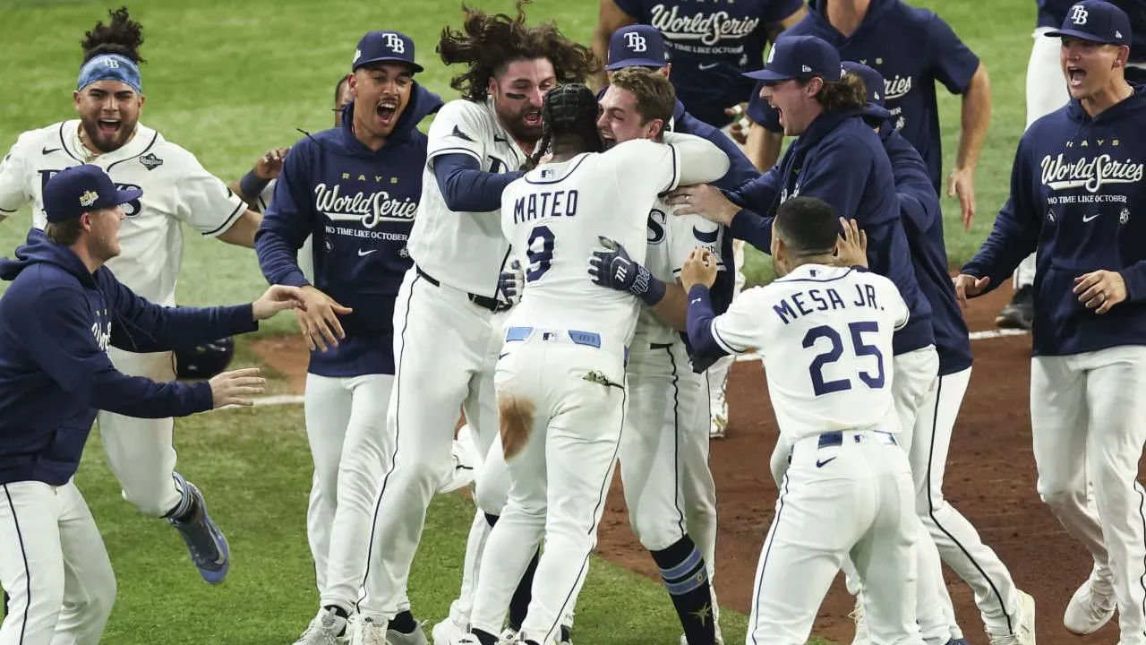 Para pemain Tampa Bay Rays melakukan selebrasi setelah memenangi gim keempat World Series 2026. (Foto: AP)