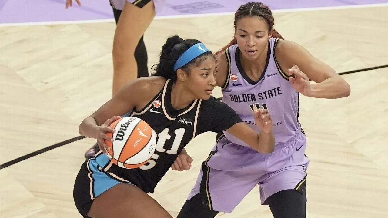 Bintang Atlanta Dream Angel Reese (kiri), yang hanya mencetak angka satu digit dalam dua kekalahan terakhir, bertekad mengerahkan seluruh kemampuannya untuk memperpanjang seri final. (Foto: AP)