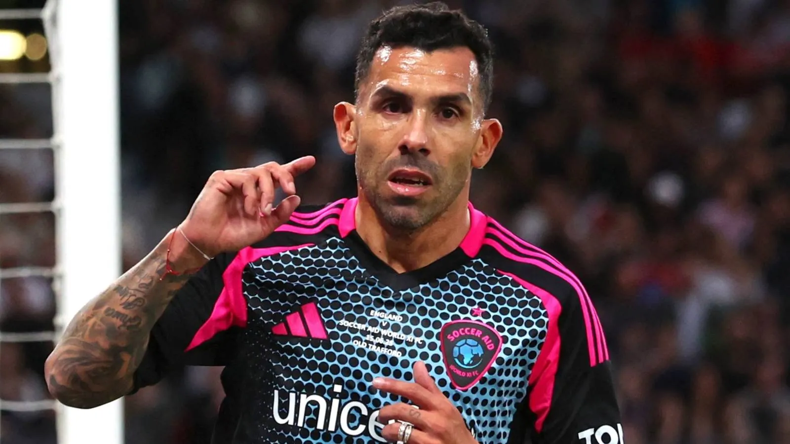 Carlos Tevez Sebut Eks Bintang Man Utd Ungguli Messi dan Ronaldo - sumber: (givemesport)