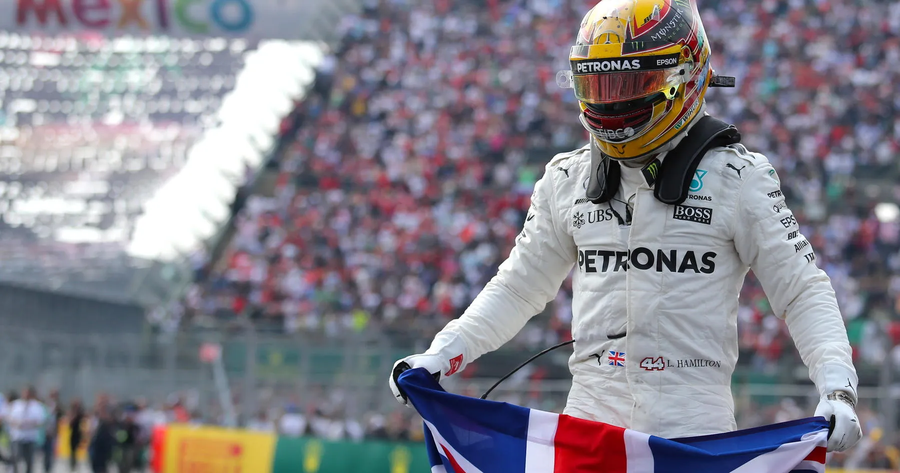 Hamilton Samai Gelar F1 Meski Alami Bencana di Balapan - sumber: (racingnews365)