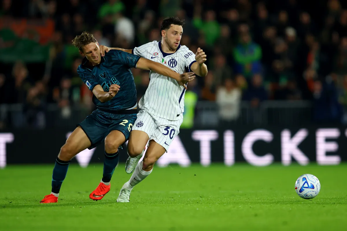 Inter Kembali Puncaki Klasemen Usai Bungkam Venezia 2-0 - sumber: (footballitalia)