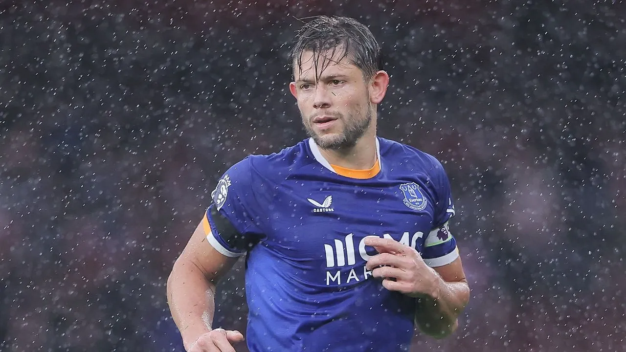 James Tarkowski menegaskan Everton tetap membidik kemenangan di Carabao Cup dan menolak berlindung di balik keterbatasan skuad