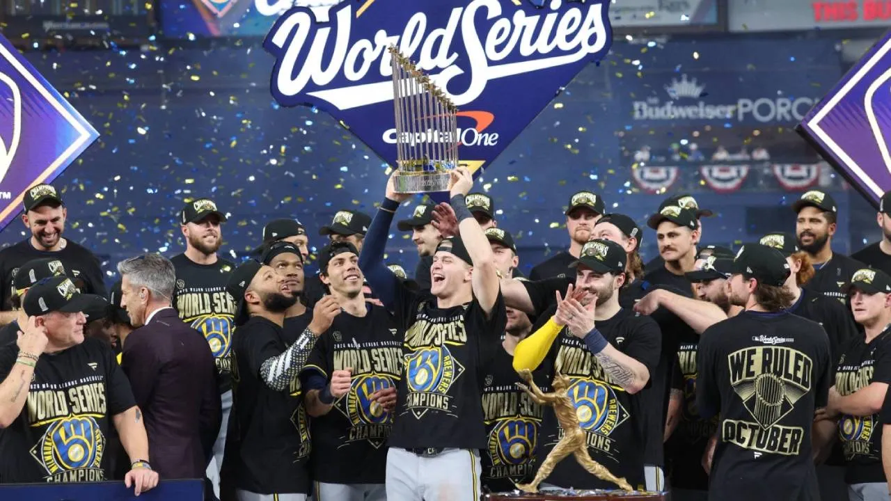 Para pemain Milwaukee Brewers melakukan selebrasi setelah mengangkat trofi juara World Series 2026. (Foto: AP)