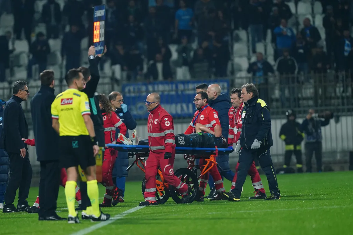 Napoli Cemas: Lobotka Ditandu Keluar Lapangan Karena Cedera - sumber: (footballitalia)