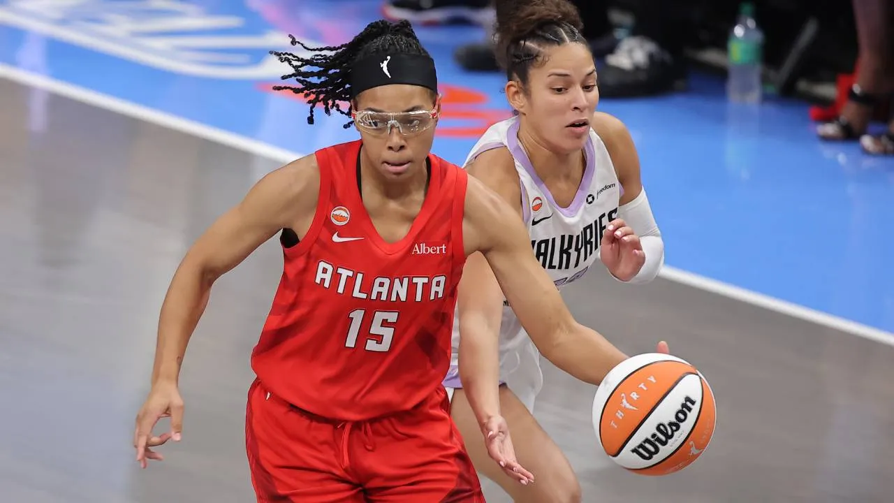 Allisha Gray (kiri) mencetak 23 poin saat Atlanta Dream mengalahkan Golden State Valkyries 80-69 pada gim keenam final WNBA 2026, Kamis (29/10)