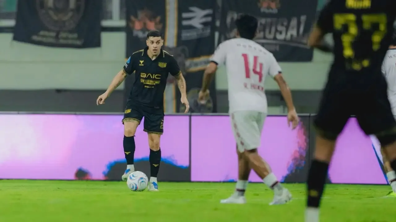 Gelandang Dewa United FC, Alexis Messidoro