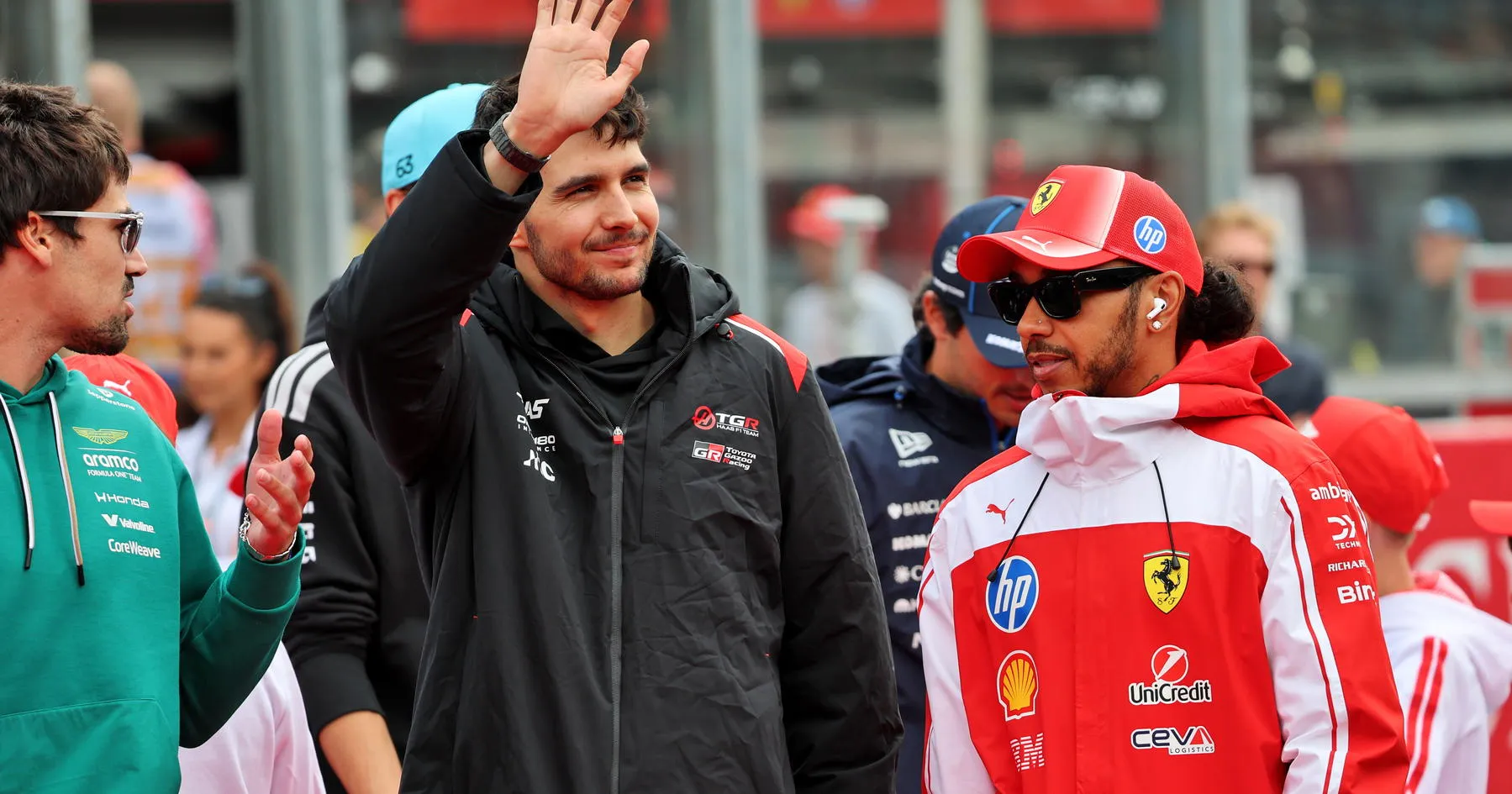 Ocon Berbincang dengan Hamilton Usai Dilepas Haas - sumber: (racingnews365)