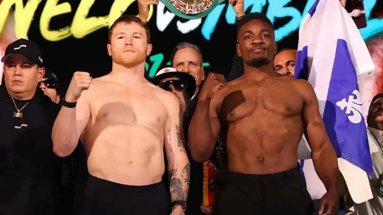 Canelo Alvarez (kiri) dan Christian Mbilli. (Foto: Fight TV)