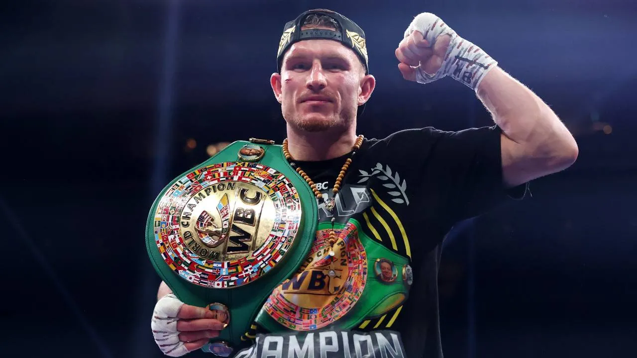 Dalton Smith mempertahankan sabuk WBC setelah mengalahkan penantang wajib Alberto Puello melalui keputusan angka terbelah. (Foto: Fight TV)