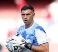 Emiliano Martinez Ungkap Perjuangan Bermain Sambil Menahan Sakit Patah Jari