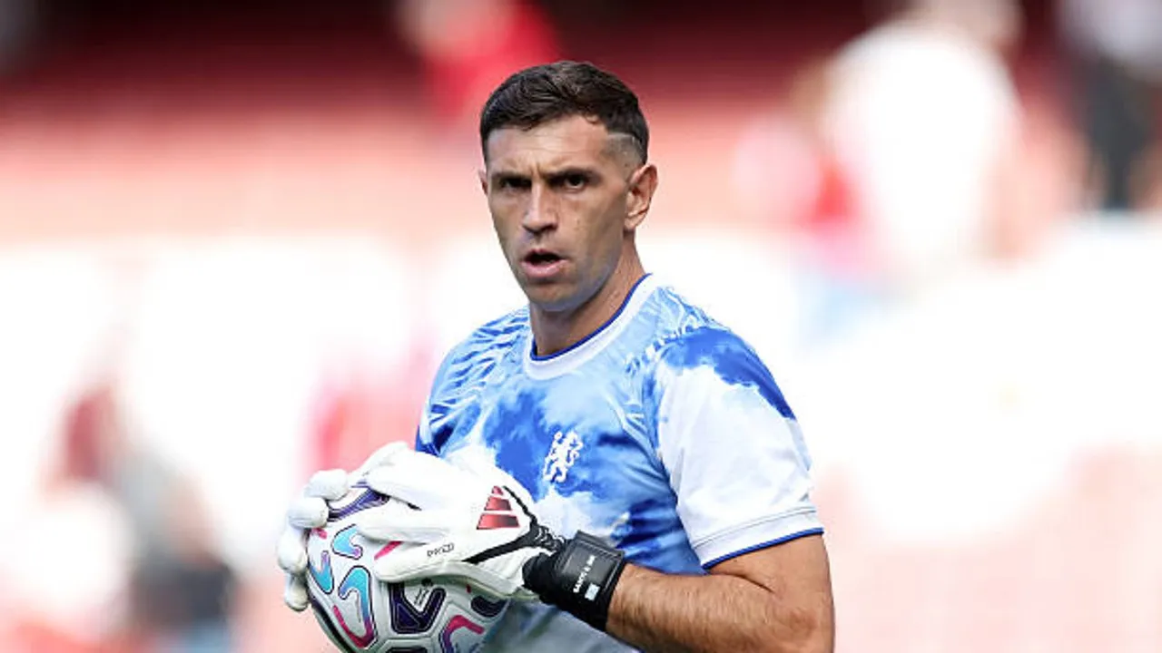 Emiliano Martinez Ungkap Perjuangan Bermain Sambil Menahan Sakit Patah Jari