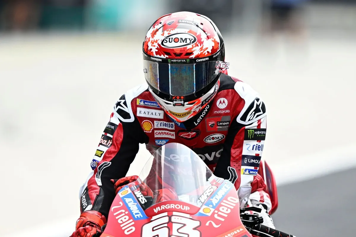 Francesco Bagnaia Kecewa Usai Hancurkan Kaca Depan - sumber: (motorsport)