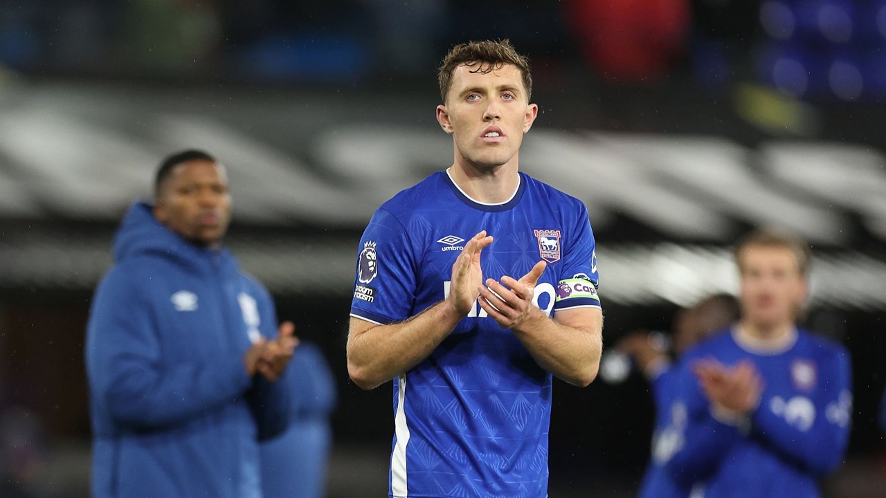 Gary O'Neil Puji Kepemimpinan Kapten Ipswich Town, Dara O'Shea