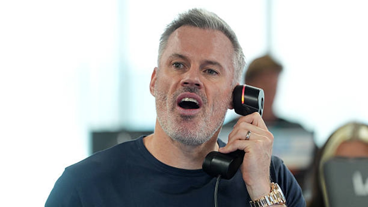 Jamie Carragher Minta Maaf Usai Diancam Jalur Hukum oleh Aston Villa