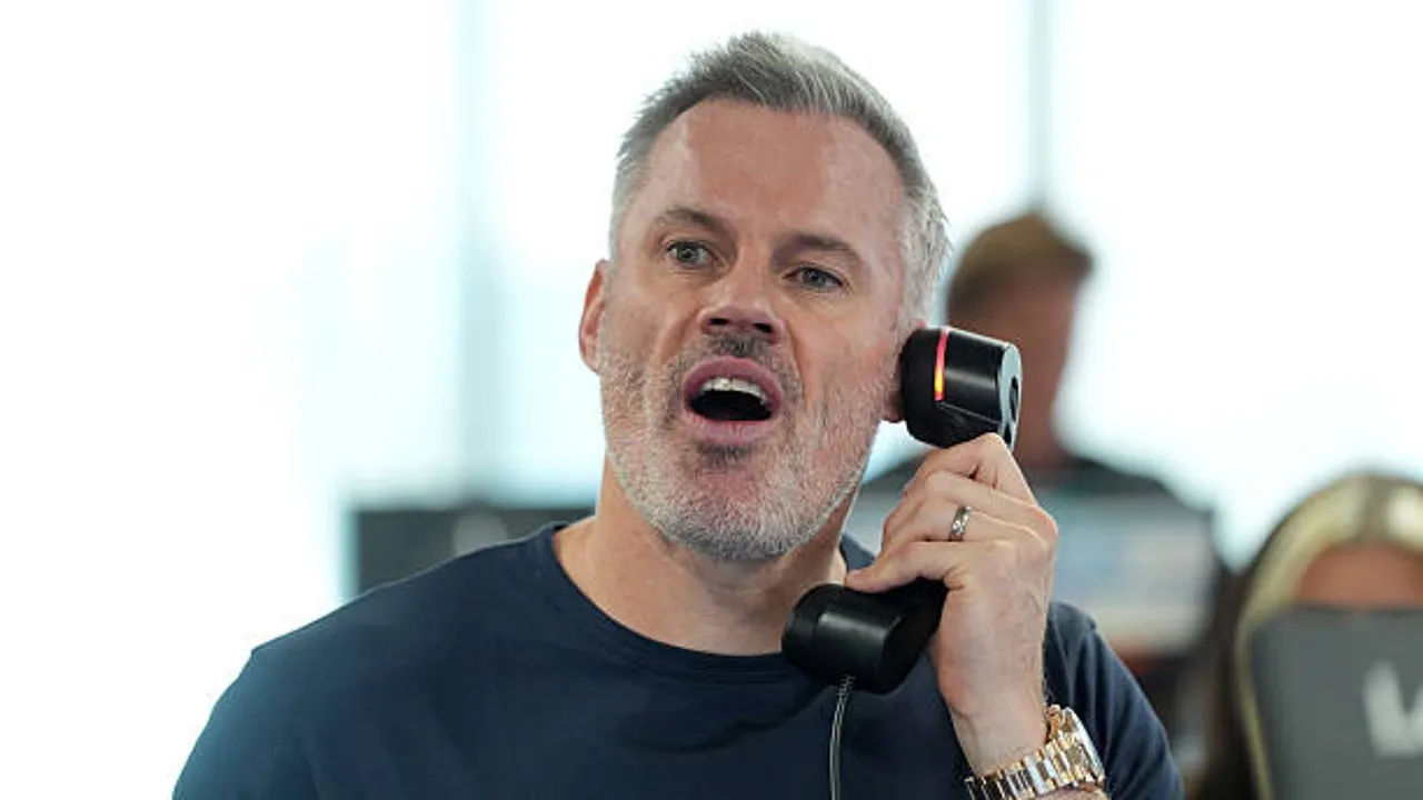 Jamie Carragher Minta Maaf Usai Diancam Jalur Hukum oleh Aston Villa