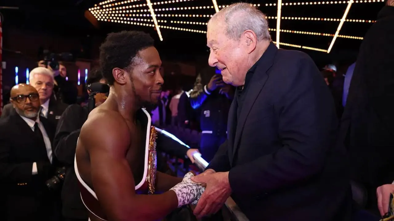 Keyshawn Davis (kiri) dan Bob Arum. (Foto: Fight TV)