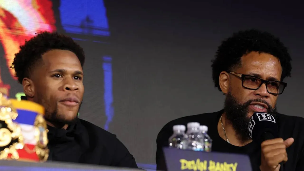 Devin Haney (kiri) dan ayah sekaligus pelatih dan manajer, Bill Haney. (Foto: Fight TV)