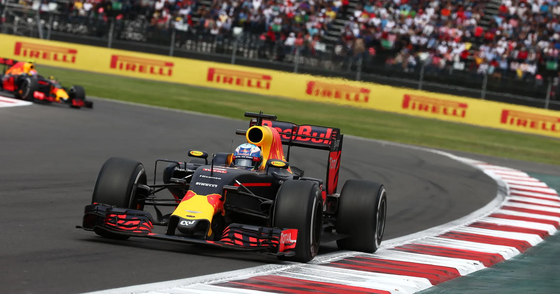 Max Verstappen Dikeluarkan dari Podium F1 Usai Insiden Vettel - sumber: (racingnews365)