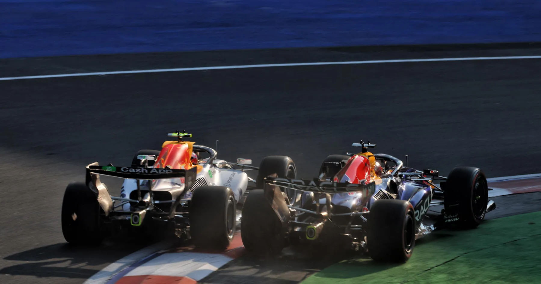 Max Verstappen Kritik Liam Lawson di GP Meksiko - sumber: (racingnews365)