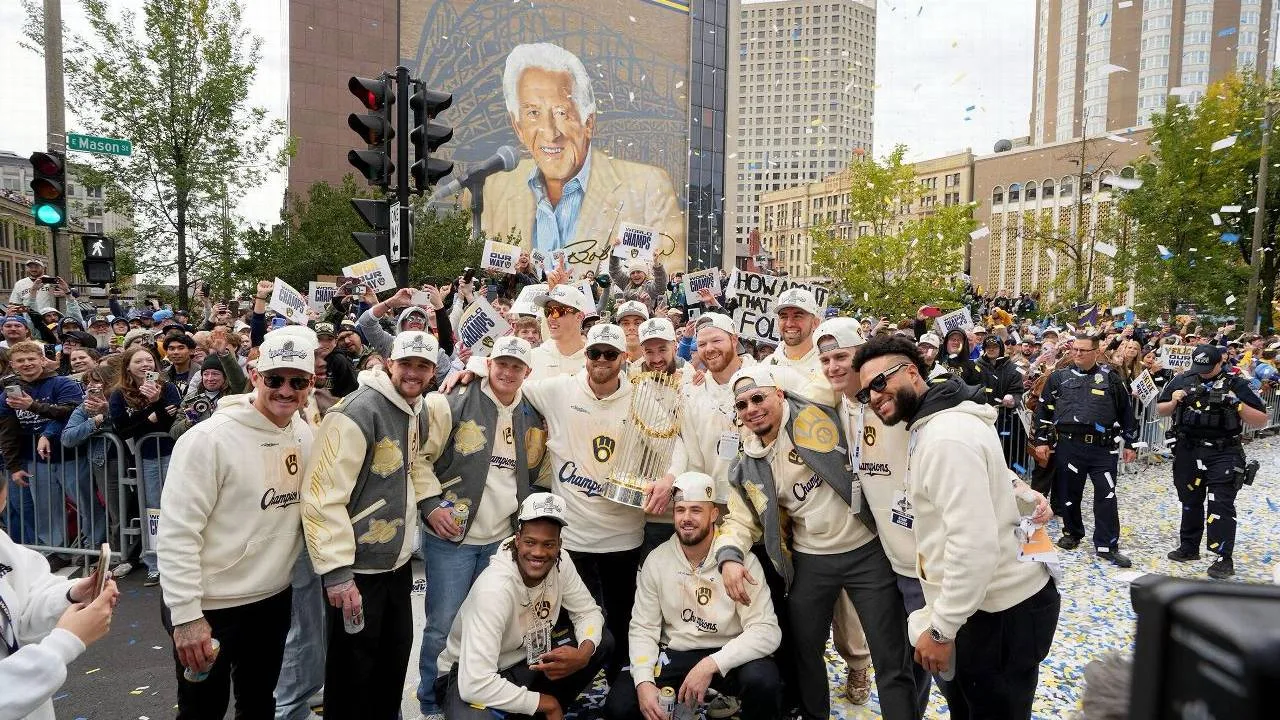 Sejumlah pemain Milwaukee Brewers berpose dengan latar belakang mendiang Bob Uecker saat berparade merayakan gelar World Series perdana. (Foto: AP)