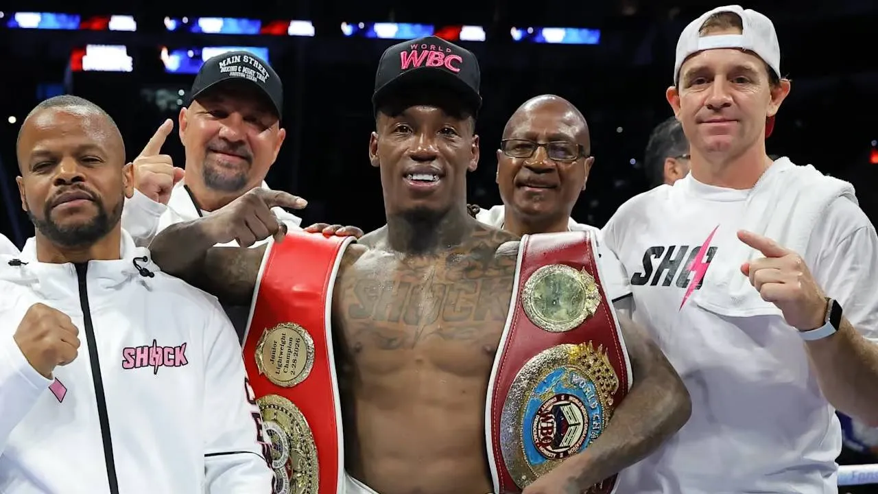 O'Shaquie Foster (tengah) berpose dengan timnya setelah mengalahkan Emanuel Navarrete melalui keputusan mutlak. (Foto: Fight TV)