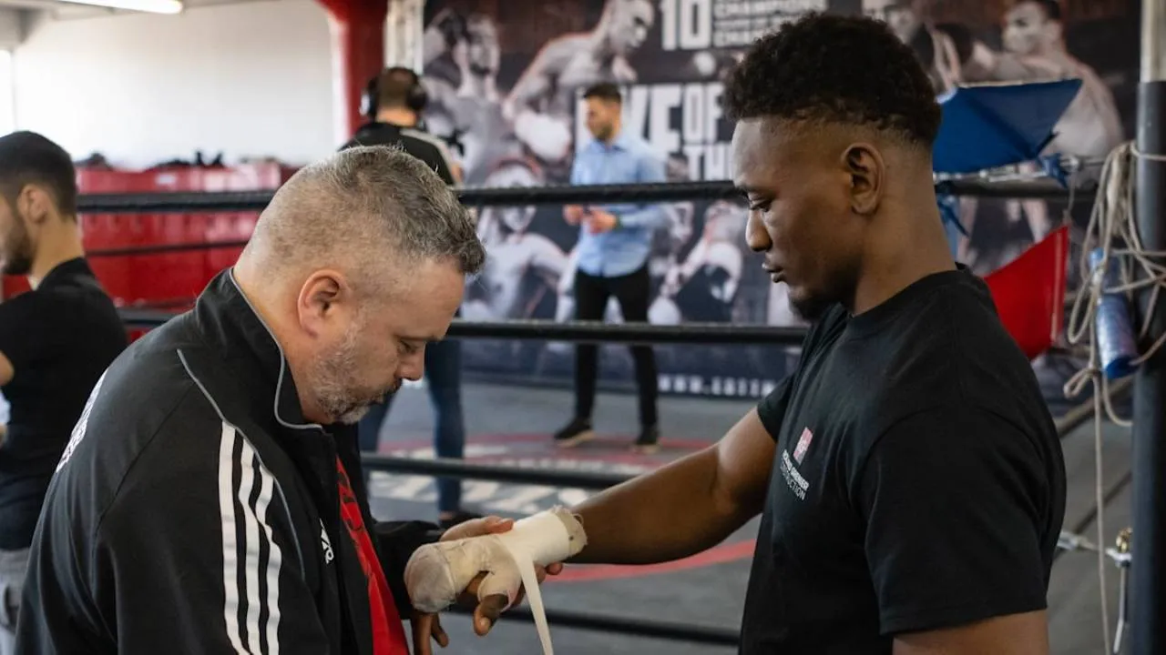 Christian Mbilli (kanan) dan pelatih Marc Ramsay. (Foto: Fight TV)
