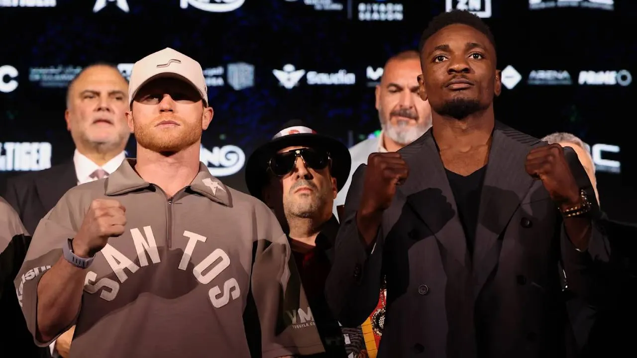 Canelo Alvarez (kiri) dan Christian Mbilli. (Foto: Fight TV)