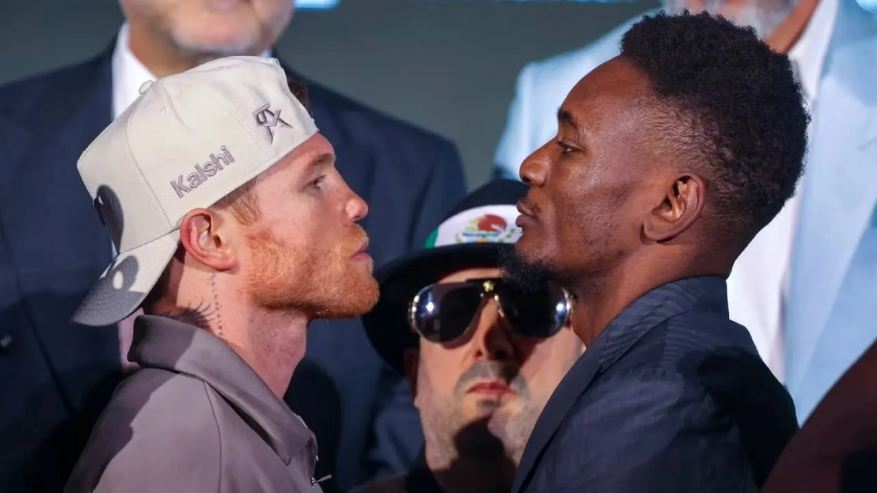 Canelo Alvarez (kiri) dan Christian Mbilli. (Foto: Fight TV)