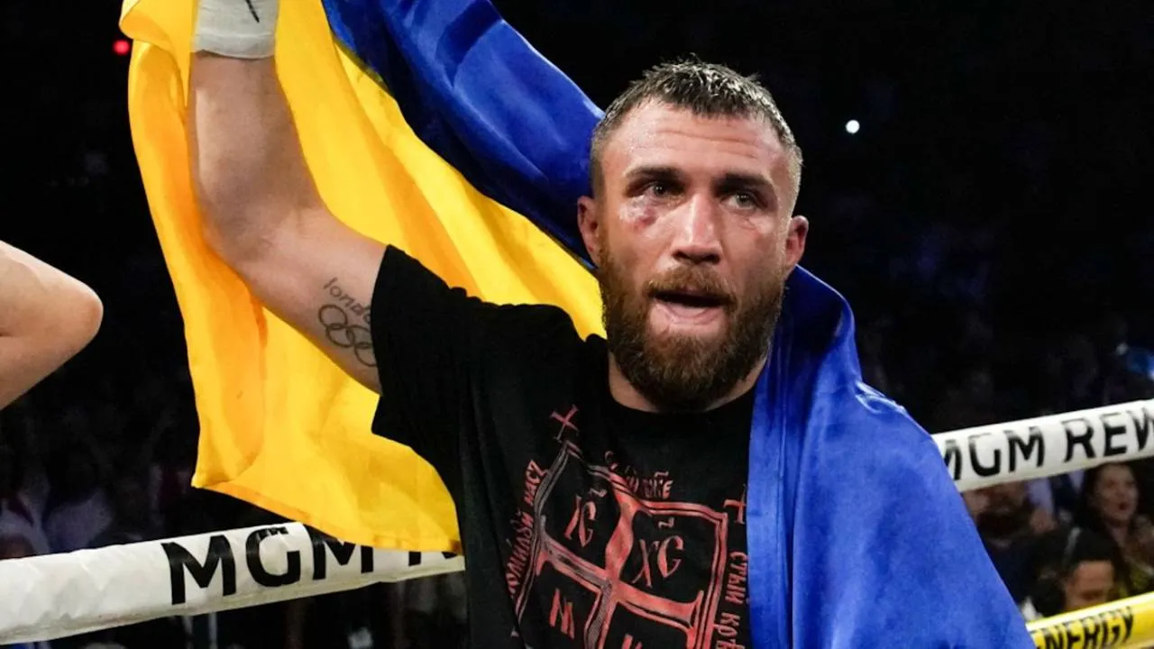 Vasiliy Lomachenko (18-3, 12 KO), peraih dua medali emas Olimpiade dan mantan juara dunia di tiga divisi, terakhir memegang gelar IBF kelas ringan sebelum pensiun. (Foto: Fight TV)