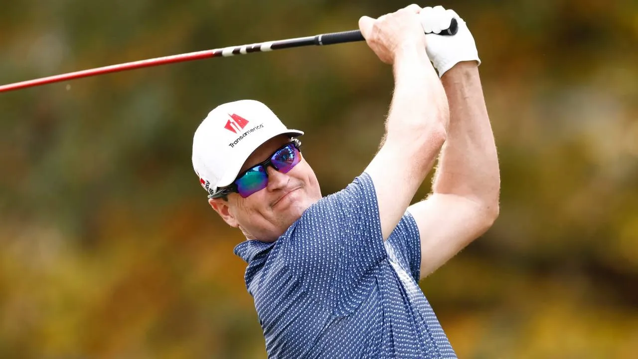 Zach Johnson membukukan skor delapan di bawah par 64 untuk unggul satu pukulan atas pegolf Swedia Henrik Stenson. (Foto: Golf Digest)