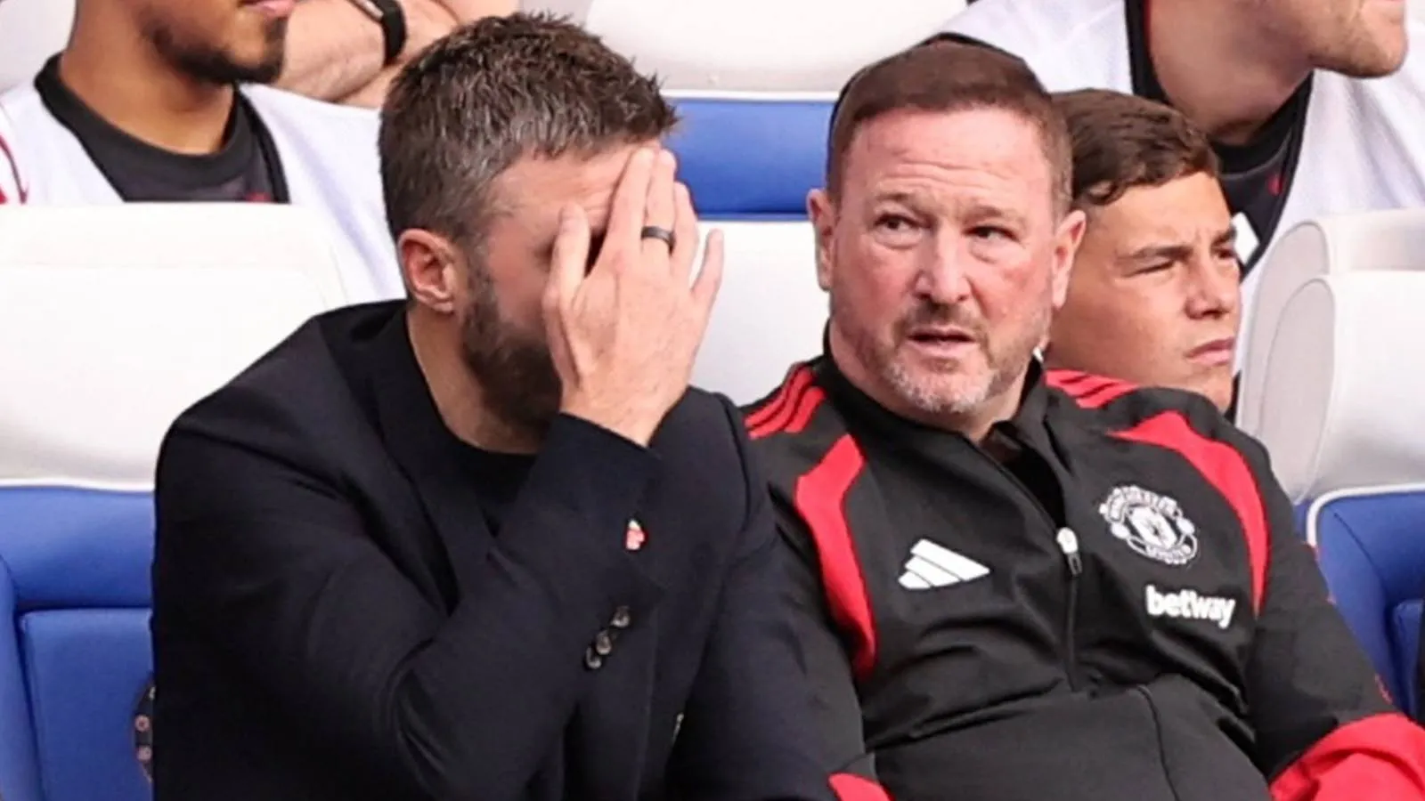 Carrick Bantah Manchester United Terlibat dalam Persaingan Degradasi - sumber: (givemesport)