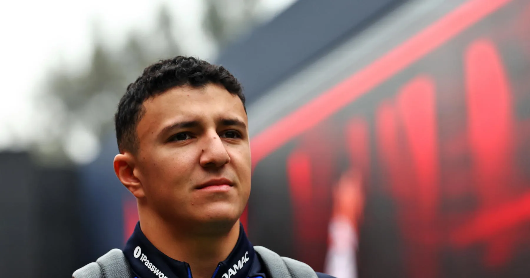 Isack Hadjar Terhindar Sanksi Usai Insiden dengan Penggemar - sumber: (racingnews365)