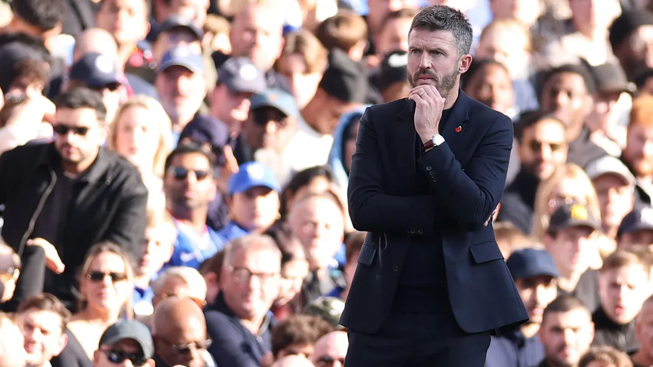 Michael Carrick Tanggapi Kartu Merah Lisandro Martinez Saat Hadapi Chelsea