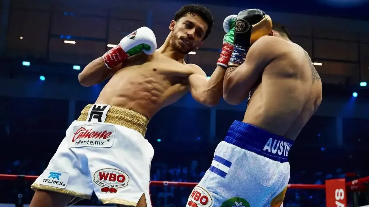 Dengan tinggi sekitar 185 sentimeter, Rafael Espinoza (kiri) mampu memanfaatkan jangkauan panjangnya untuk mengendalikan pertarungan. (Foto: Fight TV)
